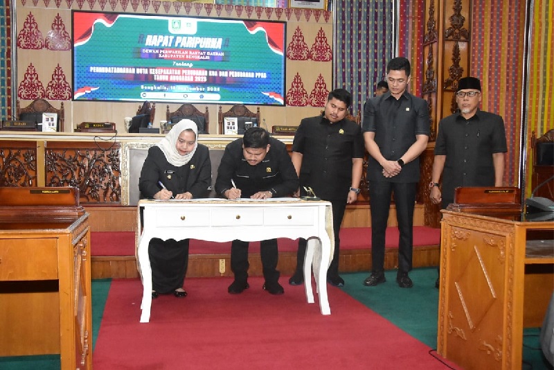 Bupati Bengkalis Kasmarni menandatangani nota kesepakatan dalam Rapat Paripurna DPRD Bengkalis yang digelar di Gedung DPRD Bengkalis pada Senin (15/9/2025) sore.