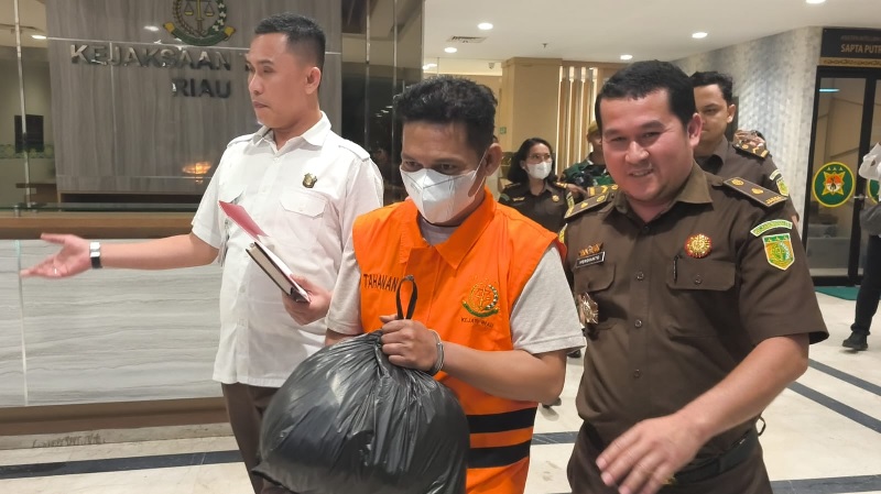 Tersangka korupsi pengelolaan PI 10 persen, Mantan Dirut SPRH Rahman (rompi tahanan) saat akan ditahan di Rutan Kelas I Pekanbaru, Senin (15/9/2025).