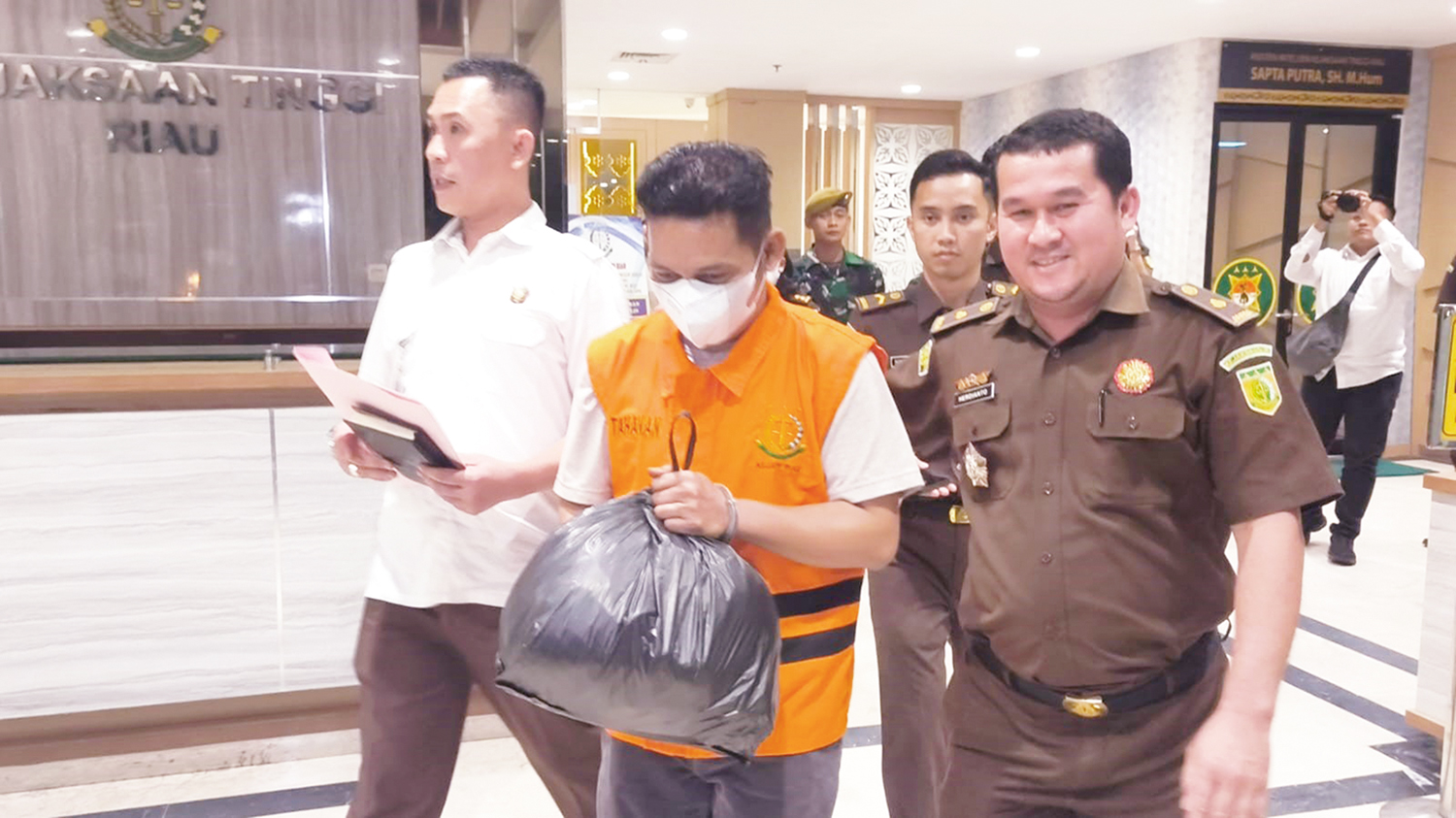 Tersangka korupsi pengelolaan PI 10 persen, mantan Direktur Utama SPRH Rahman (tengah) dikawal petugas saat akan ditahan di Rutan Kelas I Pekanbaru, Senin (15/9/2025).