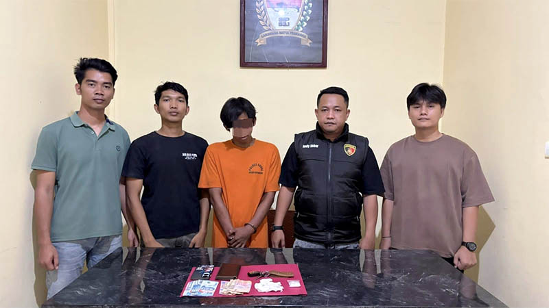 Penyidik Polsek Kepenuhan mengamankan tersangka JP beserta barang bukti narkotika jenis sabu, Selasa (16/9/2025).