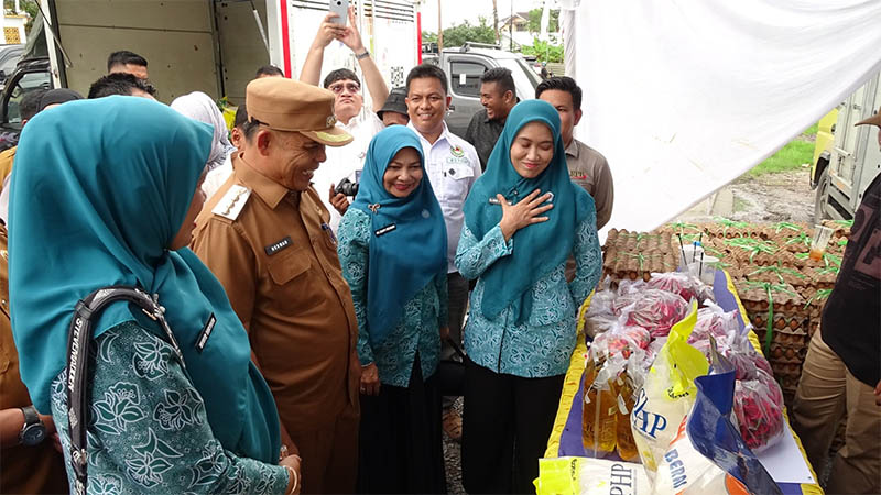 Ketua TP PKK Riau Henny Sasmita Wahid didampingi Bupati Herman dan Ketua PKK Inhil meninjau gerakan pasar murah di Jalan Lingkar Tembilahan, Inhil, Selasa (16/9/2025).