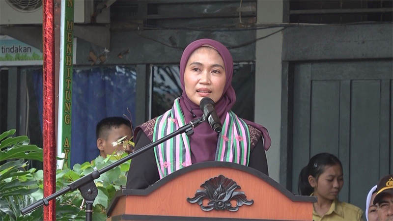 Henny Sasmita Wahid memberikan sambutan dalam kunjungannya ke SMAN 1 Tembilahan Hulu, Inhil, Selasa (16/9/2025).