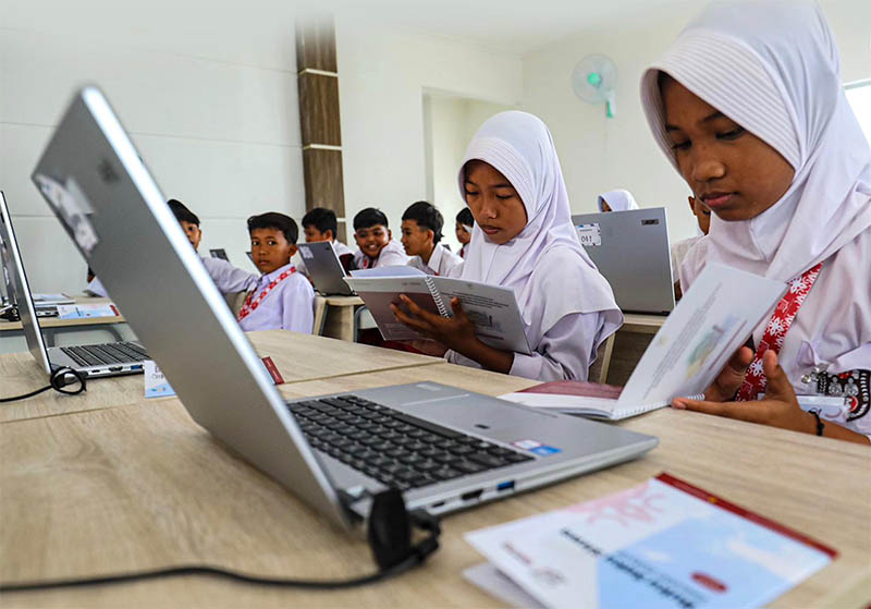 Siswa mengikuti pembelajaran melalui laptop. Kemampuan para siswa kini bisa makin terasah setelah mengikuti TKA.