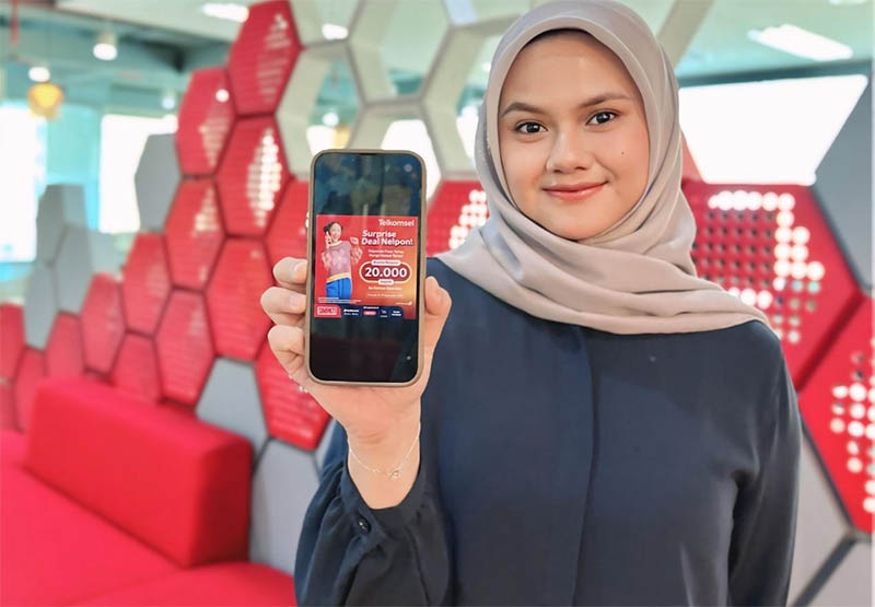 Salah satu Sales Promotion Girl (SPG) Telkomsel memperlihatkan promo paket Surprise Deal Nelpon di kantor Telkomsel Palembang, Selasa (16/9/2025).