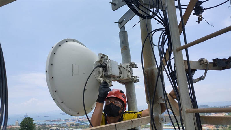 Teknisi jaringan XLSMART memeriksa perangkat BTS 4G di Batam, beberapa waktu lalu. XLSMART terus memperluas area layanan di Sumatera, termasuk di Kepulauan Riau (Kepri).