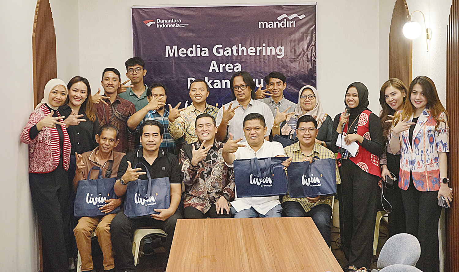 Area Head Bank Mandiri Area Pekanbaru Rindra Setyawan (duduk tengah) bersama jajaran foto bersama Direktur Riau Pos Firman Agus (enam kanan berdiri) dan rekan media saat kegiatan Media&nbsp; Gathering Area Pekanbaru di Ogata Coffee Pekanbaru, Senin (15/9/