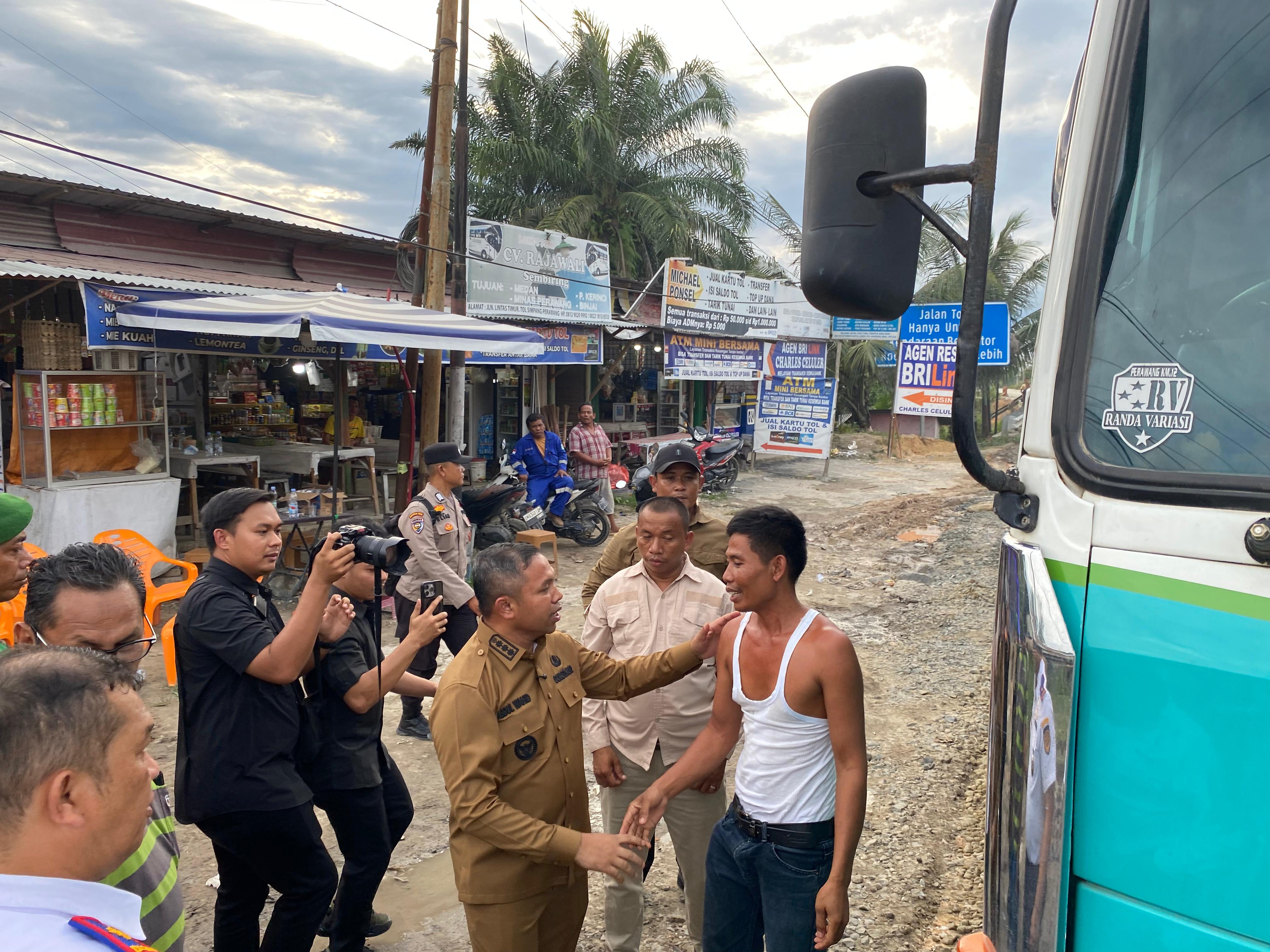Gubri Abdul Wahid berbincang dengan supir saat meninjau ruas jalan Minas-Perawang, Siak, Selasa (16/9/2025).