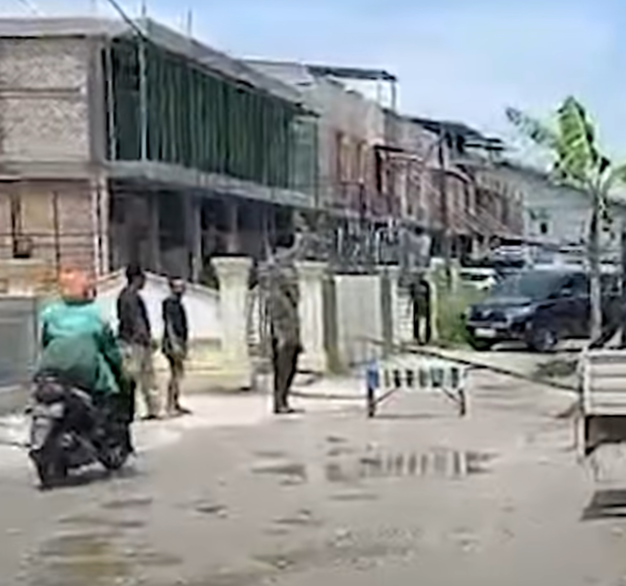Tangkapan layar warga menanam pohon pisang di jalan rusak dan berlubang di Jalan Lili Ujung-Panglima, Lahuhbaru Timur, Payung Sekaki, Pekanbaru, Selasa (16/9/2025).