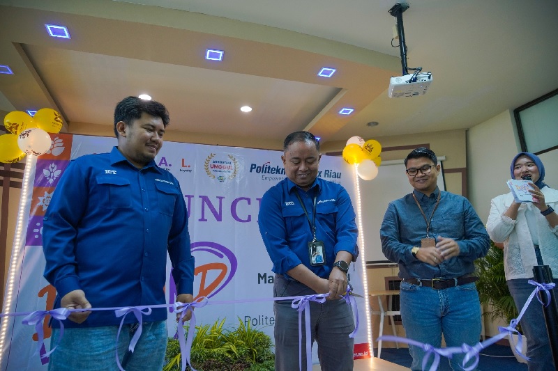 Direktur PCR Dr Dadang Syarif Sihabudin Sahid SSi MSc (tengah), Kabag Pemasaran dan Penerimaan Mahasiswa Baru PCR Riau Edi Tri Prayitno (kanan) dan perwakilan panitia PMB 2026, Ivan Chatisa (kiri).