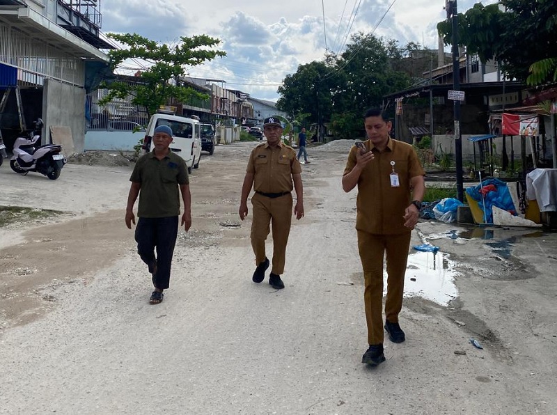 Kadis PUPR Pekanbaru Edward Riansyah melakukan pengecekan lokasi jalan rusak di Jalan Lili Ujung atau Jalan Panglima, Selasa (16/9/2025).