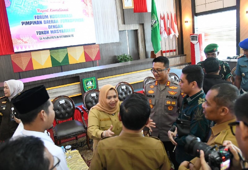 Bupati Bengkalis Kasmarni memberikan penjelasan terkait pelayanan Ro-Ro Bengkalis.
