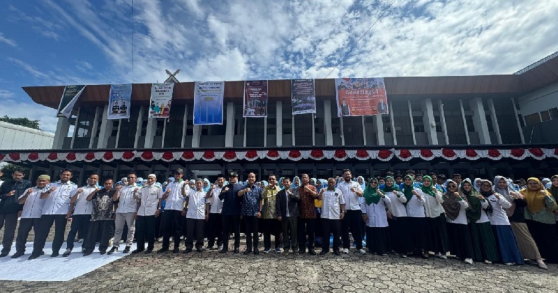 Civitas Akademika Fisipol UIR bersama mahasiswa aru foto bersama saat pembukaan kegiatan Pengenalan Kehidupan Kampus bagi Mahasiswa Baru (PPKMB) tahun 2025 di halaman Fisipol UIR, Selasa (16/9/2025).