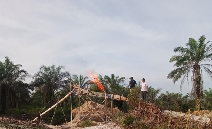 Personel Polsek Kuantan Mudik membakar dua rakit PETI di Desa Pantai Kecamatan Kuantan Mudik, Senin (15/9/2025) sore.