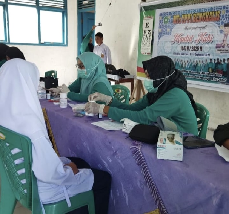 Petugas Puskesmas Bengkalis mengecek kesehatan siswa MTs YPPI Bengkalis, Selasa (1/6/9/2025).