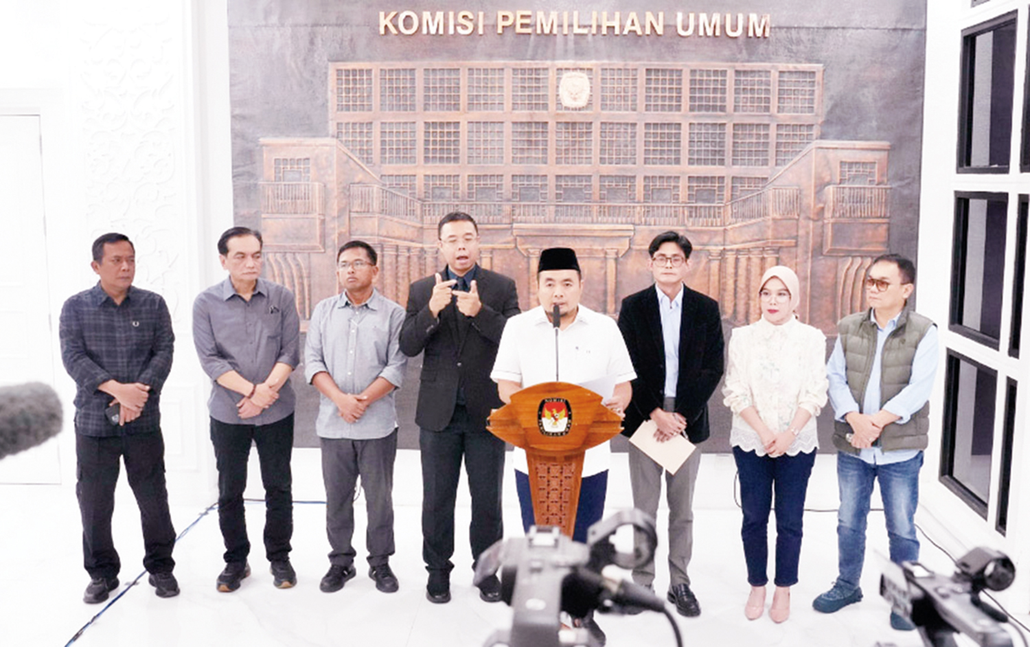 Ketua KPU Mochammad Afifuddin didampingi anggota Parsadaan Harahap, Iffa Rosita, August Mellaz, Idham Holik, Yulianto Sudrajat serta Sekretaris Jenderal KPU Bernad Dermawan Sutrisno memberikan keterangan pers di Gedung KPU, Selasa (16/9/2025).
