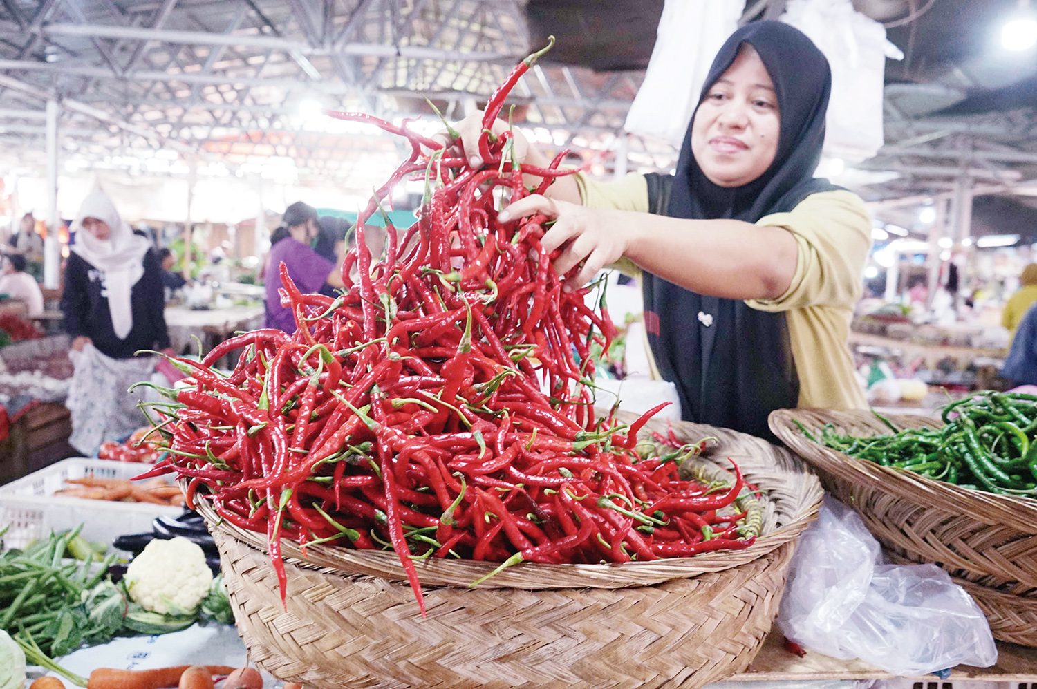 Pedagang merapikan cabai merah yang dijualnya di Pasar Cik Puan Pekanbaru, Selasa (16/9/2025). Harga cabai mulai mengalami penurunan menjadi Rp85 ribu per kilogram di pasar ini.
