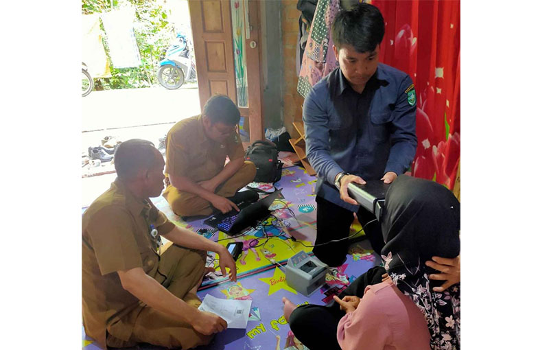 Petugas Disdukcapil Bengkalis melakukan pelayanan kependudukan di Desa Perapat Tunggal, Selasa (16/9/2025).