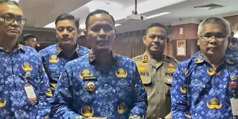Wali Kota Pekanbaru Agung Nugroho usai rapat dengan Pemprov Riau dan pihak terrkait lainnya di Kantor Wali Kota Tenayan Raya, Rabu (17/9/2025).