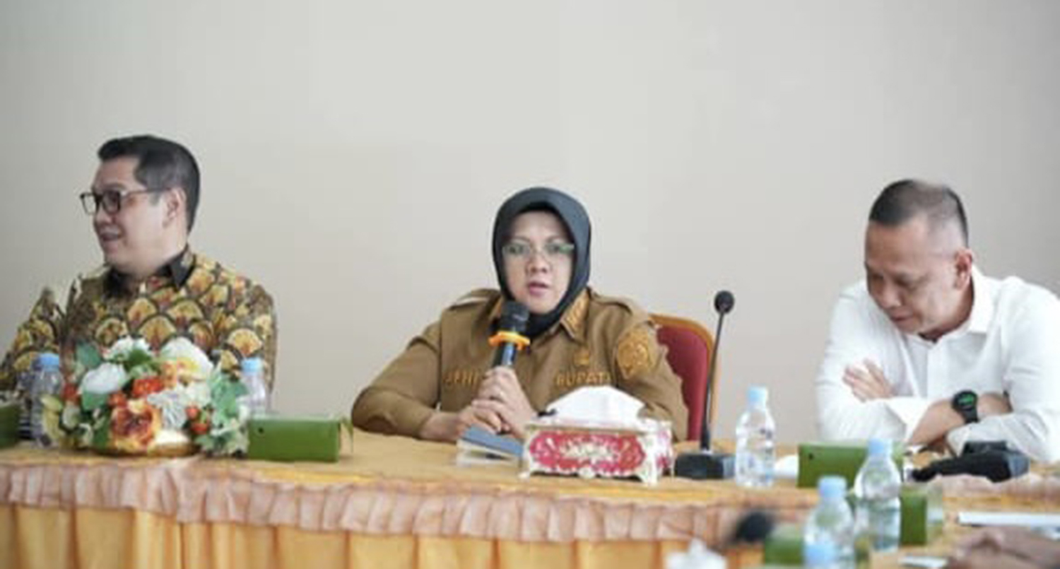 Bupati Siak Afni Z (tengah) selaku pemegang saham mayoritas PT BSP, bersama Komisaris PT BSP H Heriyanto SH dan Kepala BPK RI Perwakilan Provinsi Riau Binsar Karyanto (kiri) dalam rapat koordinasi terkait audit PT BSP di ruang rapat Kantor PT BSP, Jalan J