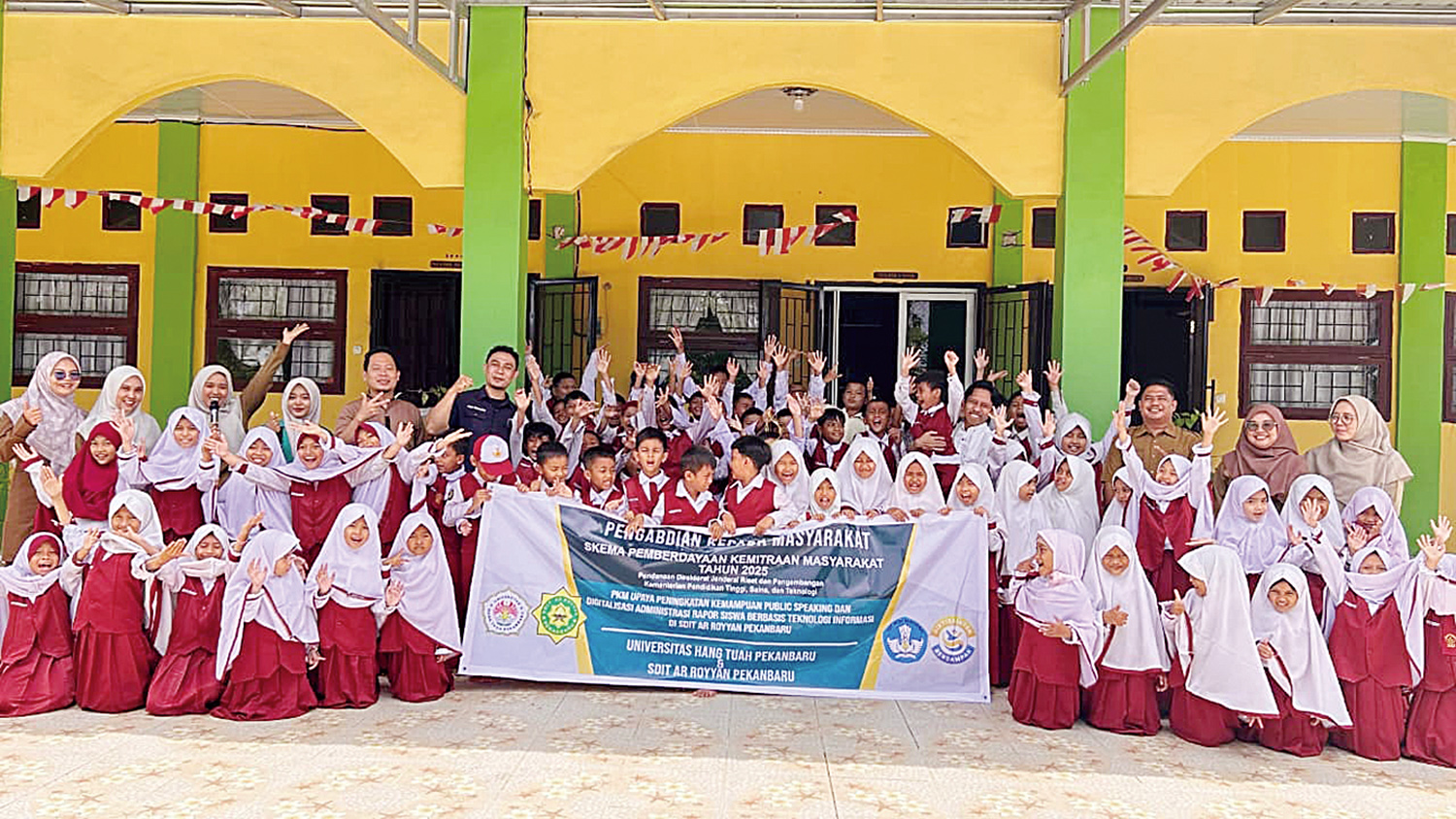Tim dosen pengabdian UHTP foto bersama guru dan murid SDIT Ar Royyan, Senin (15/9/2025).