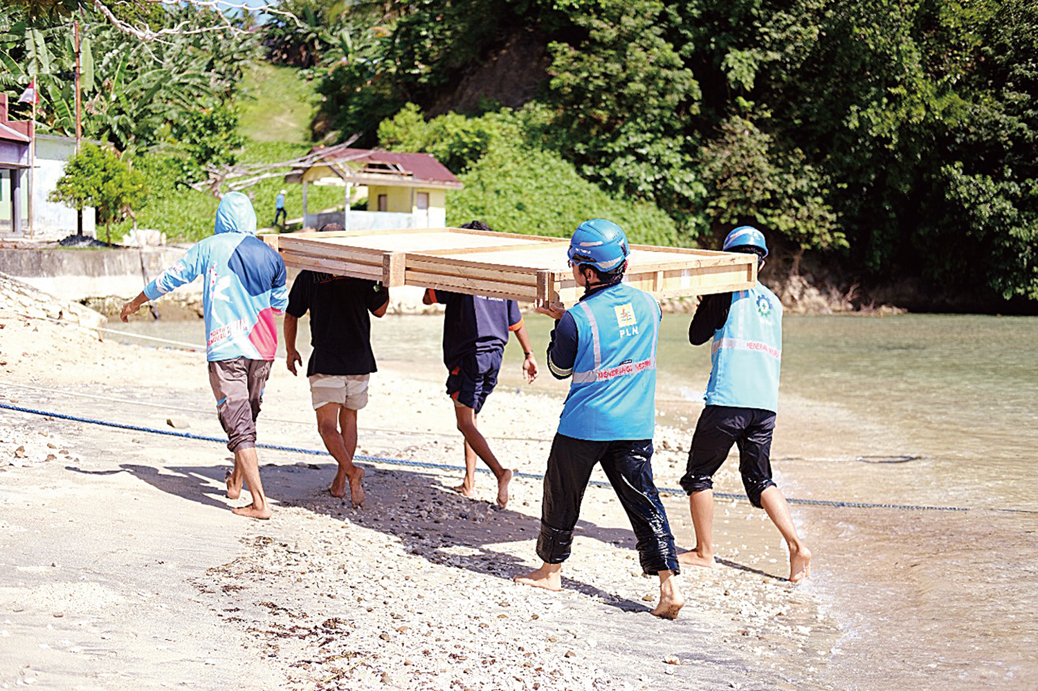 Petugas PLN menyediakan listrik bersih sistem SuperSUN yang dirancang agar pasokan listrik di kepulauan tetap stabil meski kondisi geografis cukup menantang.