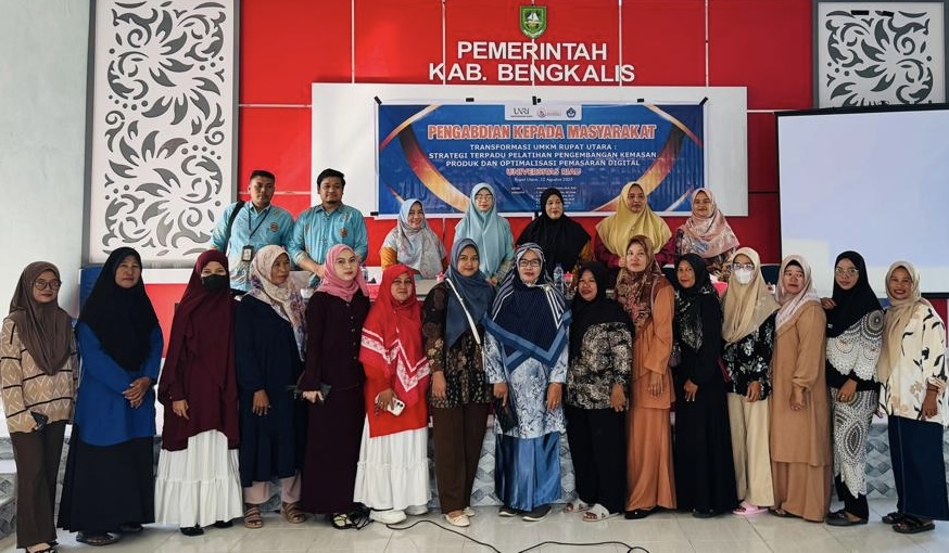 Tim Dosen dan mahasiswa Unri foto bersama peserta dalam program pengabdian kepada masyarakat di Desa Teluk Rhu, Kecamatan Rupat Utara, Bengkalis, pada 22 Agustus 2025 lalu.