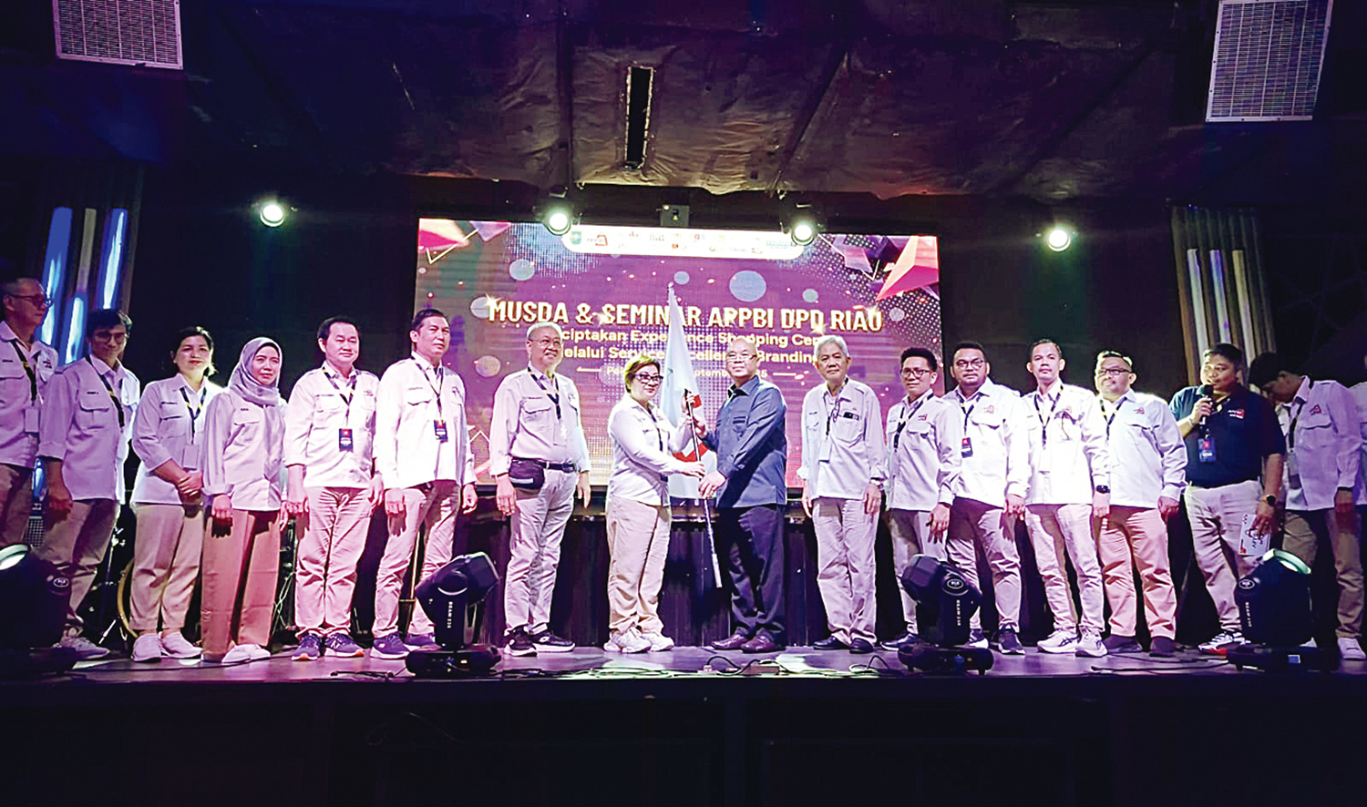 Ketua APPBI DPD Riau terpilih Acdelina (tengah) bersama Ketua Umum Asosiasi Pengelola Pusat Belanja Indonesia (APPBI) saat ini Alphonzus Widjaja (baju biru) berfoto bersama jajaran petinggi pusat perbelanjaan yang menjadi anggota APBBI DPD Riau usai rang