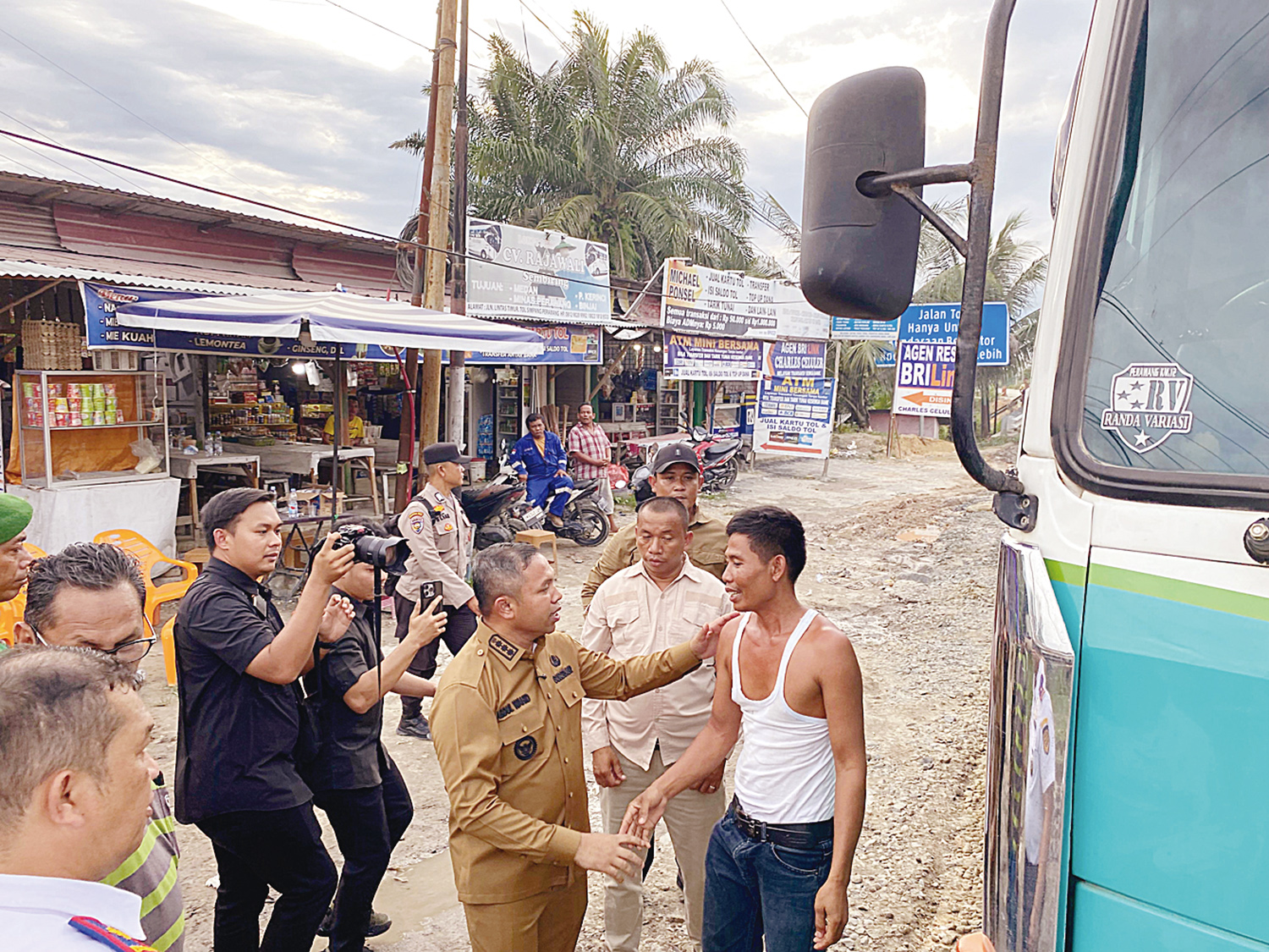 Gubernur Riau Abdul Wahid berbincang dengan sopir saat meninjau ruas Jalan Minas-Perawang, Siak, Selasa (16/9/2025).