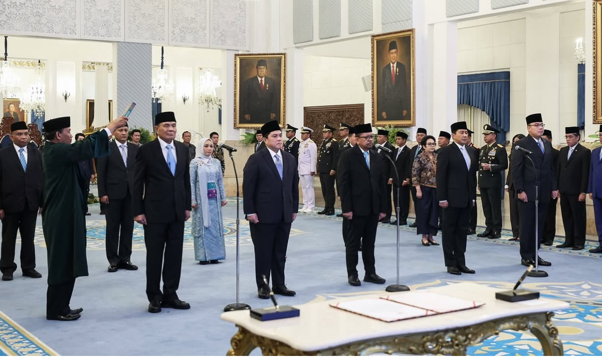 Presiden Prabowo Subianto melantik Erick Thohir sebagai Menpora dan Djamari Chaniago sebagai Menko Polkam, ada 11 pejabat baru dilantik di istana negara, Jakarta, Rabu (17/9/2025).