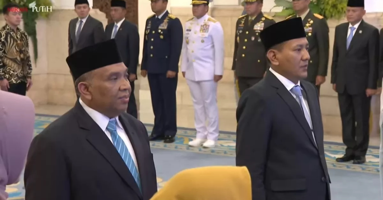 Rohmat Marzuki (kanan) resmi dilantik sebagai Wakil Menteri Kehutanan (Wamenhut) oleh Presiden Prabowo Subianto di Istana Merdeka, Jakarta, Rabu (17/9/2025).
