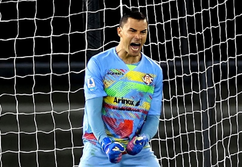 Kiper Timnas Indonesia Emil Audero tampil gemilang bersama tim promosi Cremonese dengan 17 penyelamatan di tiga laga dan membawa klub tersebut di posisi ketiga klasemen sementara Serie A Italia.