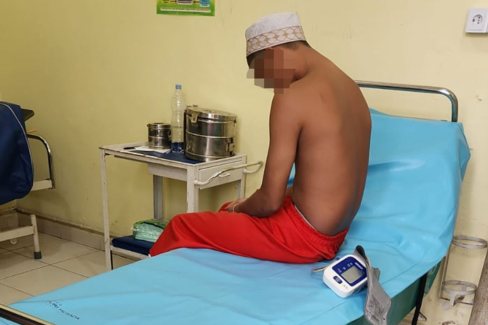 JE tahanan kasus pencabulan sedang melakukan visum di RSUD Puri Husada Tembilahan usai kasus penganiayaan yang dialaminya oleh 6 orang anggota Polsek Kemuning,  Polres Inhil, Selasa (17/9/2025).