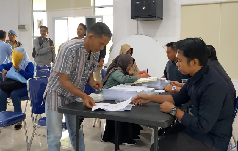 Sejumlah peserta PPPK yang sedang mengutus penerbitan SKCK di Polres Kepulauan Meranti, Senin(16/9/2025)