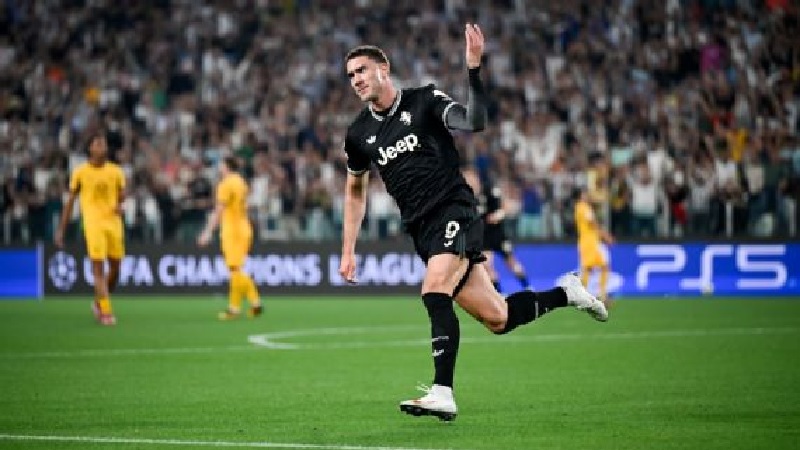 Dusan Vlahovic dari Juventus merayakan gol kedua timnya dalam laga pembuka Liga Champions melawan Borussia Dortmund.