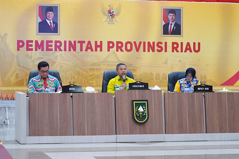 Gubri Abdul Wahid saat memimpin rapat bersama pihak perusahaan di Riau terkait kontribusi terhadap perbaikan jalan rusak, Kamis (18/9).