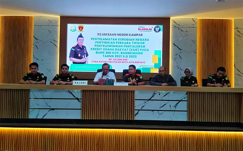 Kajari Kampar Dwianto Prihartono didampingi Kasi Pidsus Eliksander Siagian dan Jaksa Penyidik saat ekpose di Kantor Kejari Kampar, Bangkinang, Kamis (18/9/2025).