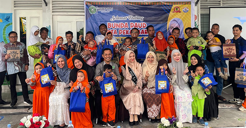 Ketua TP PKK Pekanbaru, Sulastri Agung foto bersama ayah dan anak TK, Rabu (17/9/2025).