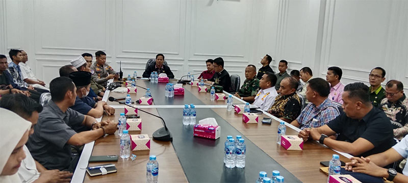 Wakil Bupati Kuansing H Muklisin memimpin mediasi konflik lahan anatara masyarakat Desa Giri Sako Logas Tanah Darat dengan PT RAPP, Kamis (18/9/2025).