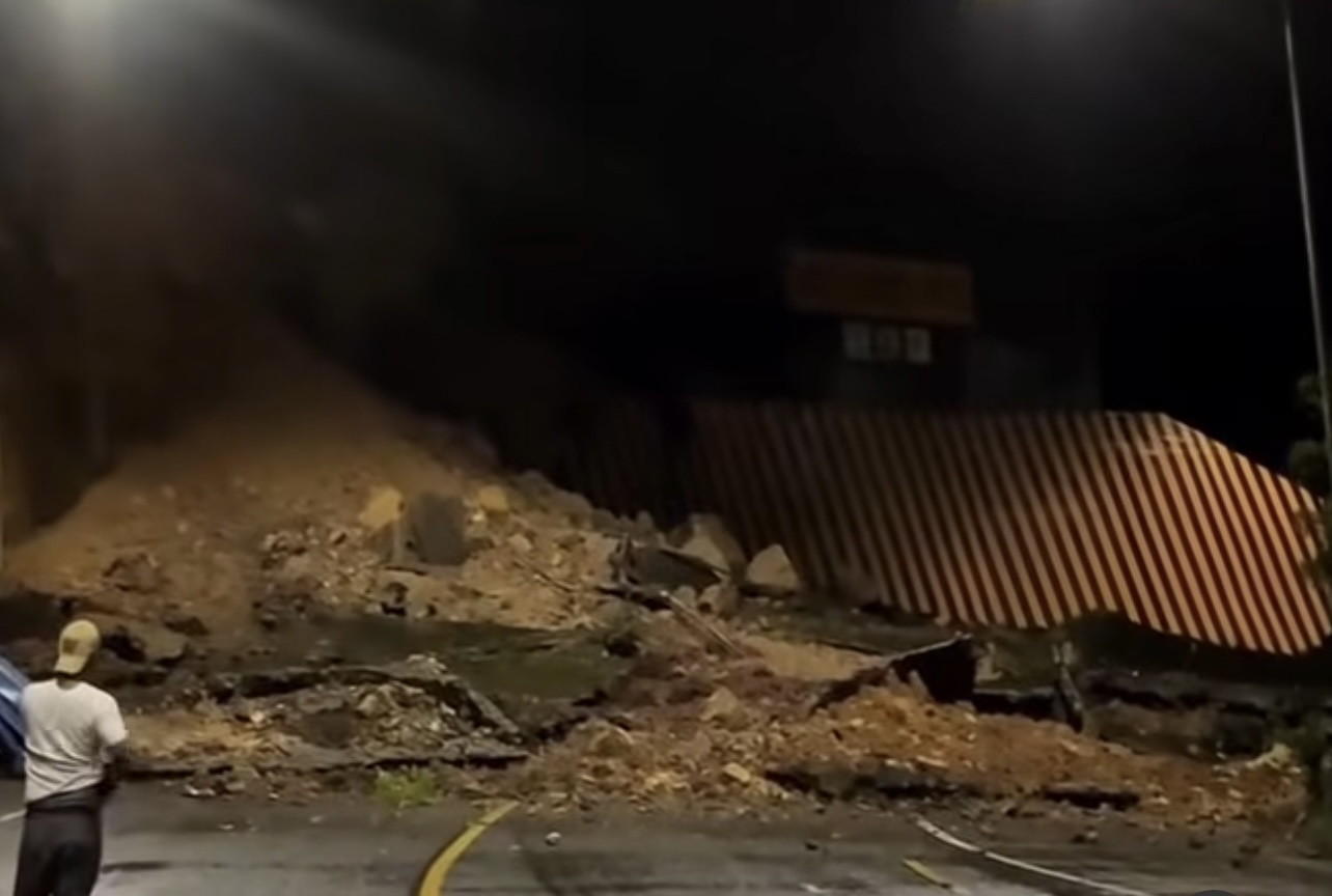 Bencana longsor terjadi di Flyover Kelok 9, tepatnya di kelok bawah mengakibatkan akses jalan lintas Riau-Sumbar putus tertutup material longsor, Kamis (18/9/2025).