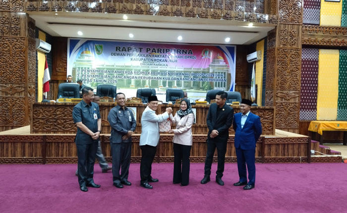 Bupati Rohil H Bistamam serahkan rancangan RPJMD dan KUA PAAS perubahan 2025 kepada Ketua DPRD Rohil Ilhammi STrKeb.