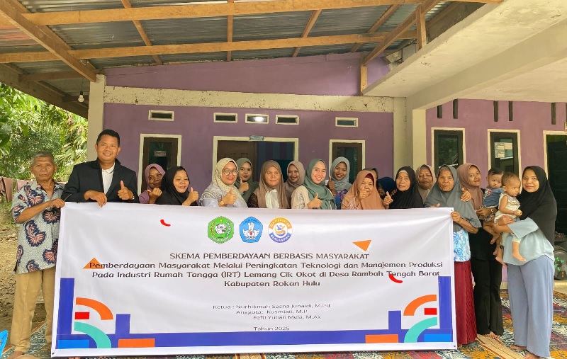 Ketua Tim Pengabdian Nurhikmah Sasna Junaidi MPd (empat dari kiri) bersama dosen UPP foto bersama dengan pemilik IRT Lemang Cik Okot di Desa RTB, Kecamatan Rambah, baru-baru ini.