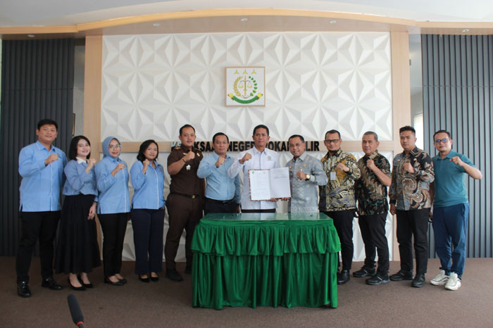 Kajari Rohil Andi Adikawira Putera SH MH dan Sekdakab H Fauzi Efrizal didampingi Kasi Datun Wirawan Prabowo SH, Kasi Intel Yopentinu Adi Nugraha SH MH, Plt Kepala BPKAD H Sarman Syahroni ST MIP