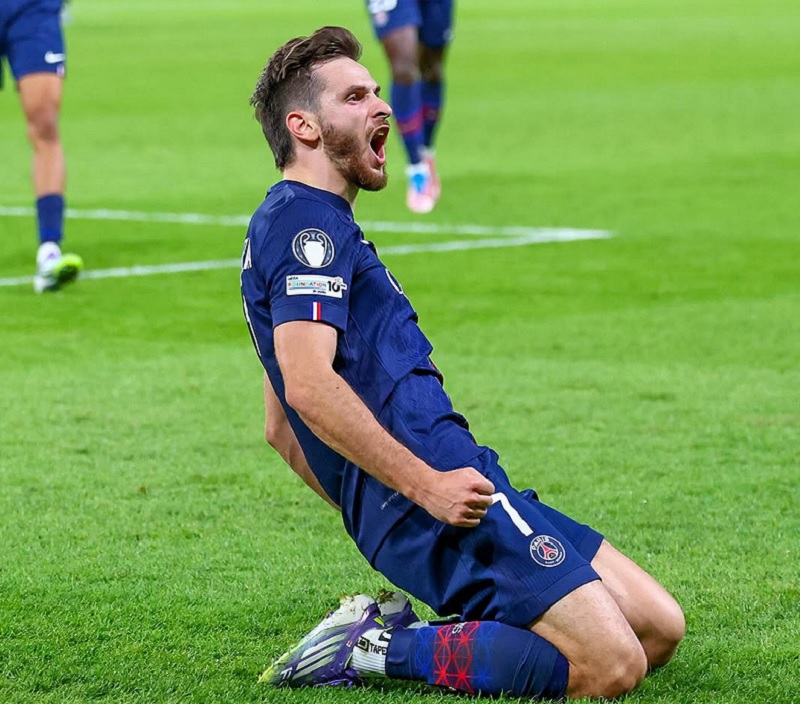 Khvicha Kvaratskhelia  tampil gemilang dengan mencetak gol kedua PSG saat mengalahkan AtalaNta 4-0 pada laga perdana mereka di Liga Champions.