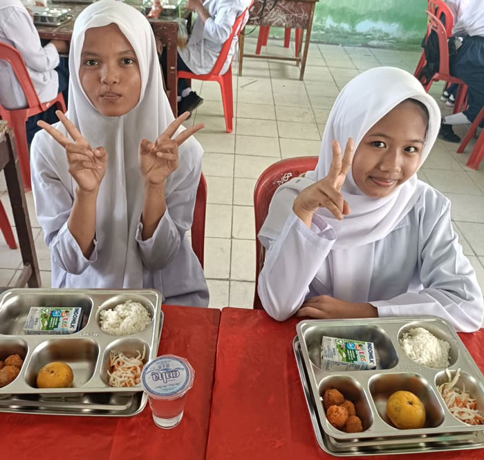 Siswa MTs YPPI Bengkaliss menikmati makanan dari program MBG Pemerintah di ruang kelas MTs YPPI Bengkalis, Rabu (17/9/2025) siang.