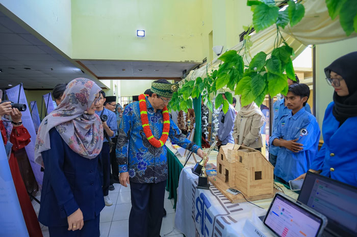 Menag RI Nasaruddin Umar (bertanjak warna hijau) melihat pameran para mahasiswa UIN Suska Riau pada Kamis (18/9/2025).