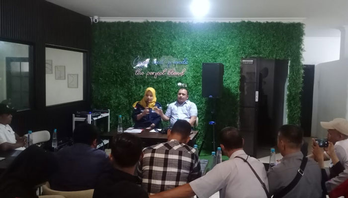 Tim Kuasa Hukum Muflihun, Ahmad Yusuf dan Weny Friaty menggelar jumpa pers di sebuah Cafe di Kota Pekanbaru, Kamis (18/9/2025).