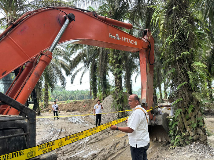 Kasatreskrim Polres Kampar AKBP Giant Wiatma Jonimandala melakukan pengecekan dan penindakan terkait dugaan penambangan ilegal pasir dan batu di Desa Danau Bingkuang, Rabu (17/9/2025).