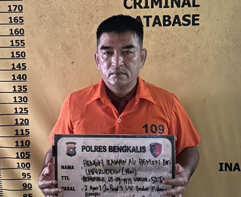 Tersangka dugaan korupsi Hengki Irawan, mantan Kakan Satpol PP Bengkalis diamankan di Mapolres Bengkalis untuk proses penyidikan lanjut, Kamis (18/9/2025).