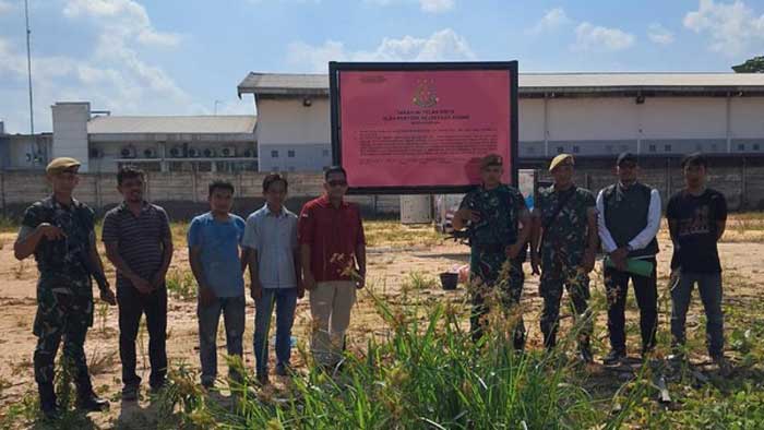 Plang penyitaan aset oleh Kejaksaan Agung RI dipasang di salah satu tanah milik mantan pejabat Mahkamah Agung Zarof Ricar di Pekanbaru.