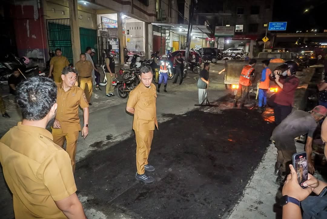 Wali Kota Pekanbaru Agung Nugroho didampingi Plt Kepala Dinas Pekerjaan Umum dan Penataan Ruang Edward Riansyah meninjau langsung pekerjaan perbaikan jalan di Pekanbaru, baru-baru ini.